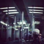 Raimund Verspohl fotografiert sich in einer Spiegelung in der Berliner U-Bahn. Bild- und Nutzungsrechte vorbehalten. #fotocredits