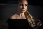 blonde junge Frau im Sonnenuntergang